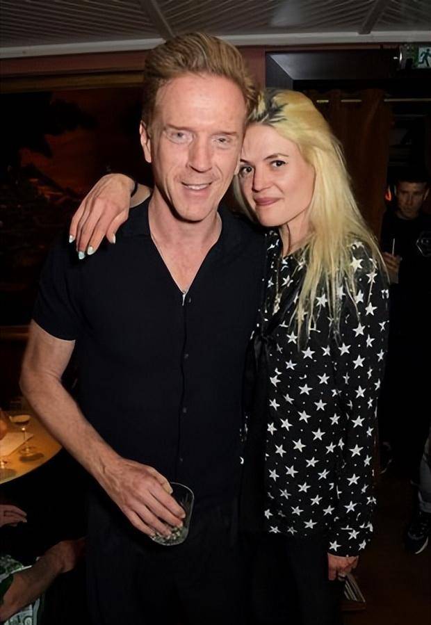 波莉阿姨去世仅一年多,丈夫交往新女友,女方小8岁当众亲密搂肩_米恩