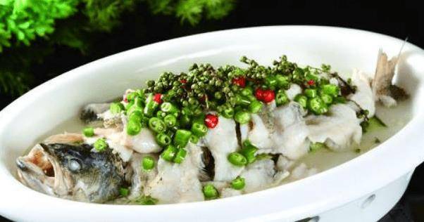 原创67厨师长用"这一招"做鲜椒鲈鱼,鱼肉鲜香,营养丰富,鲜嫩不腥