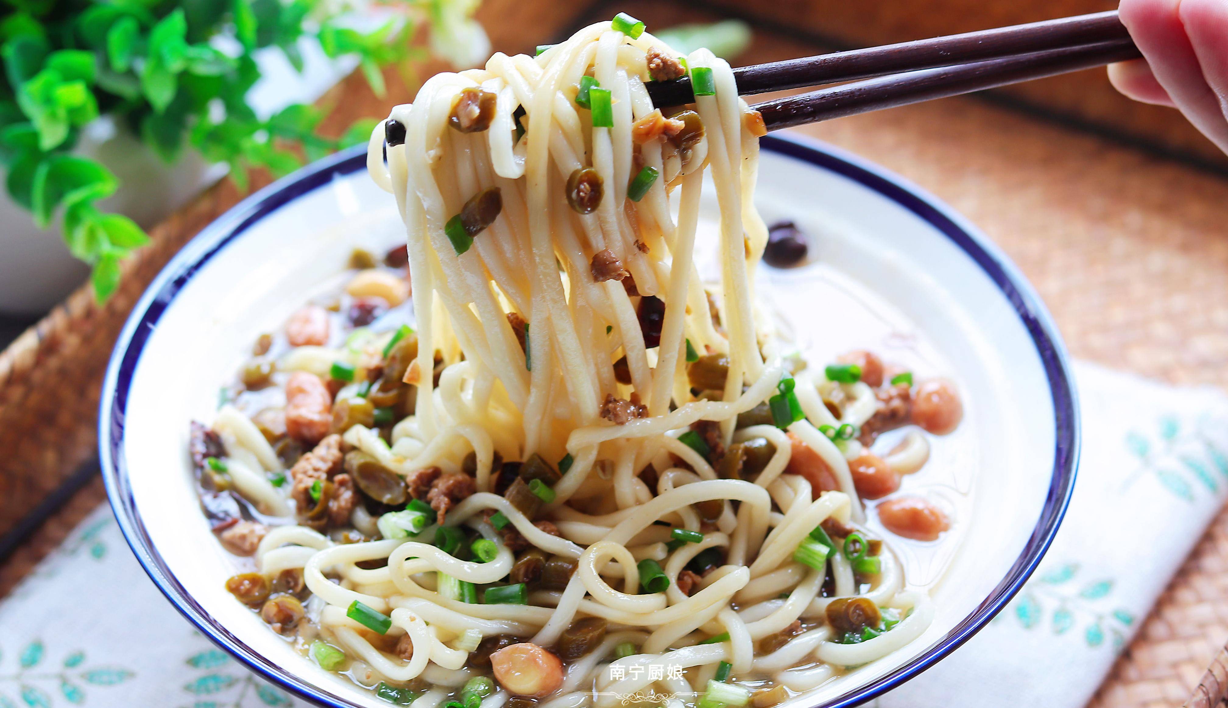 试试这道酸豆角肉末面,爽口开胃超好吃_蒜末_小葱_中火