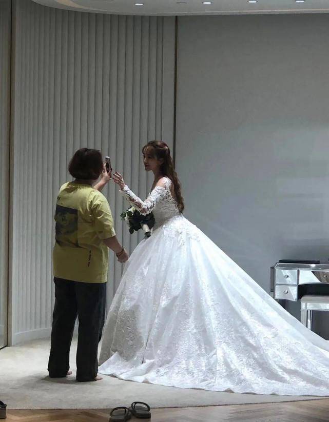 原创金莎婚纱照曝光试婚纱被偶遇身材纤细笑容灿烂疑似好事将近