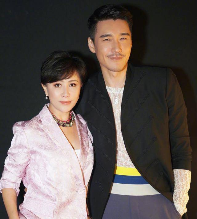 胡兵穿时尚装亮相时装周,抢镜一众女星,50岁单身坐拥2亿豪宅_刘嘉玲