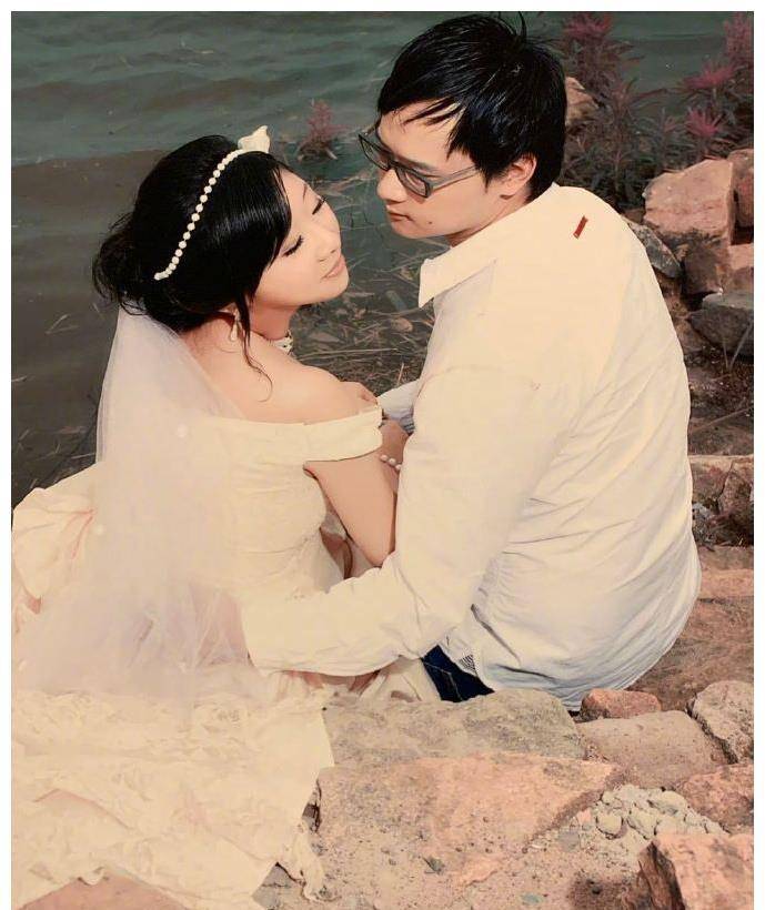 原创傅首尔十年前婚纱照曝光体型判若两人老刘头发浓密仍是妻管严