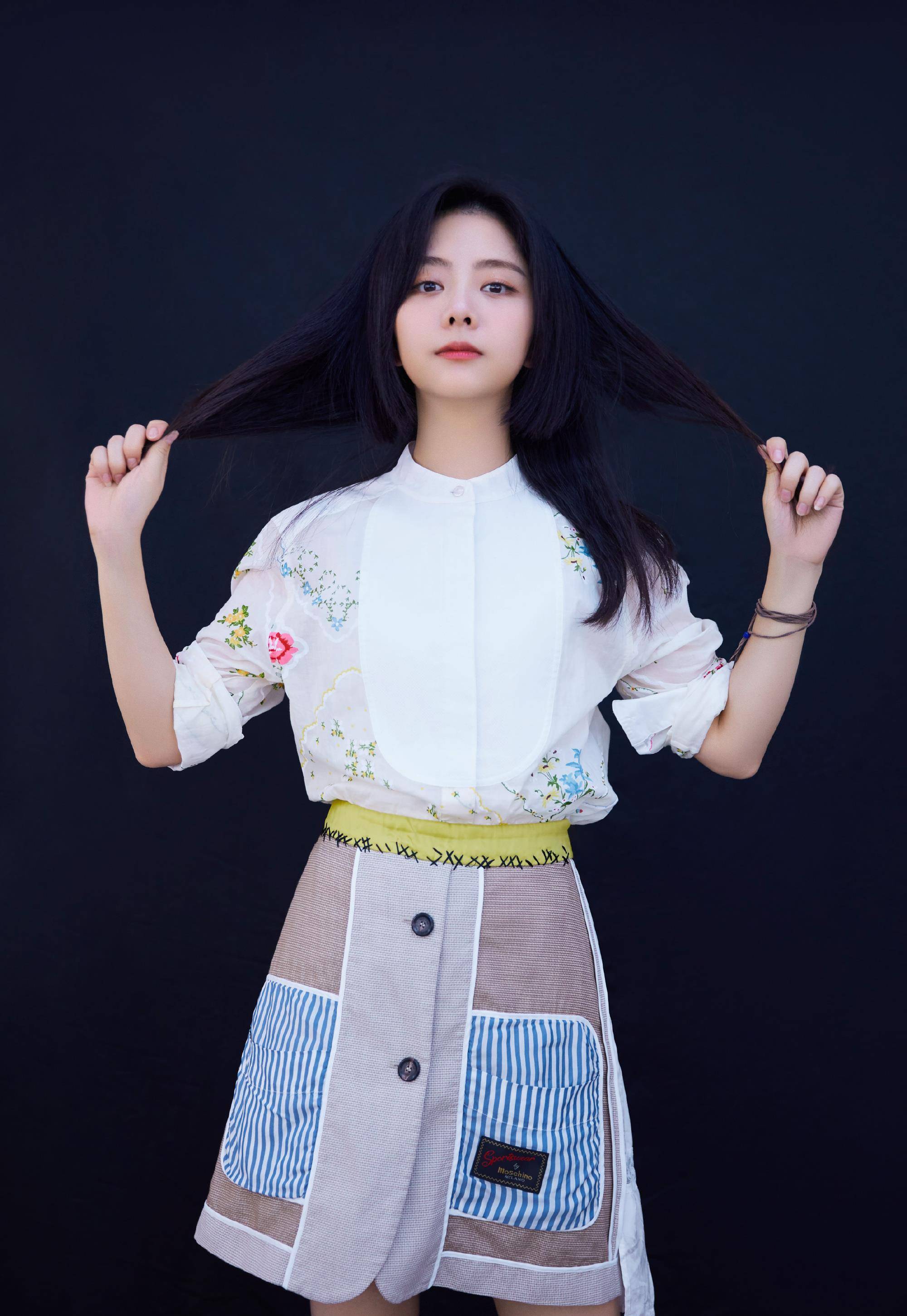 原创谭松韵少女系穿搭一袭碎花连衣裙现身机场真是文艺又清新