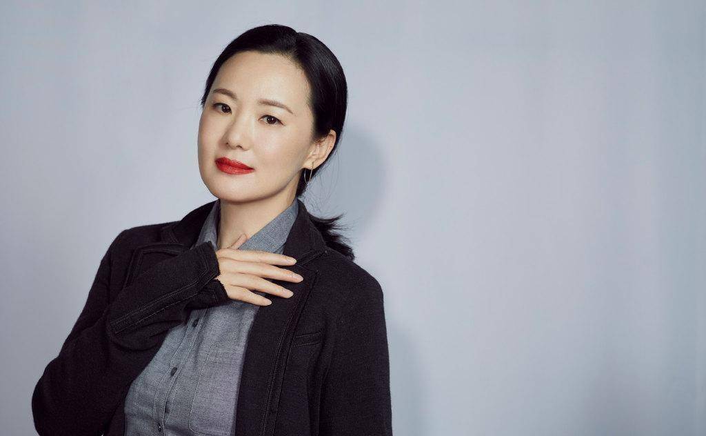 原创50岁咏梅真老了高铁首自拍发际线后移穿灰衬衫皮肤泛黄好沧桑