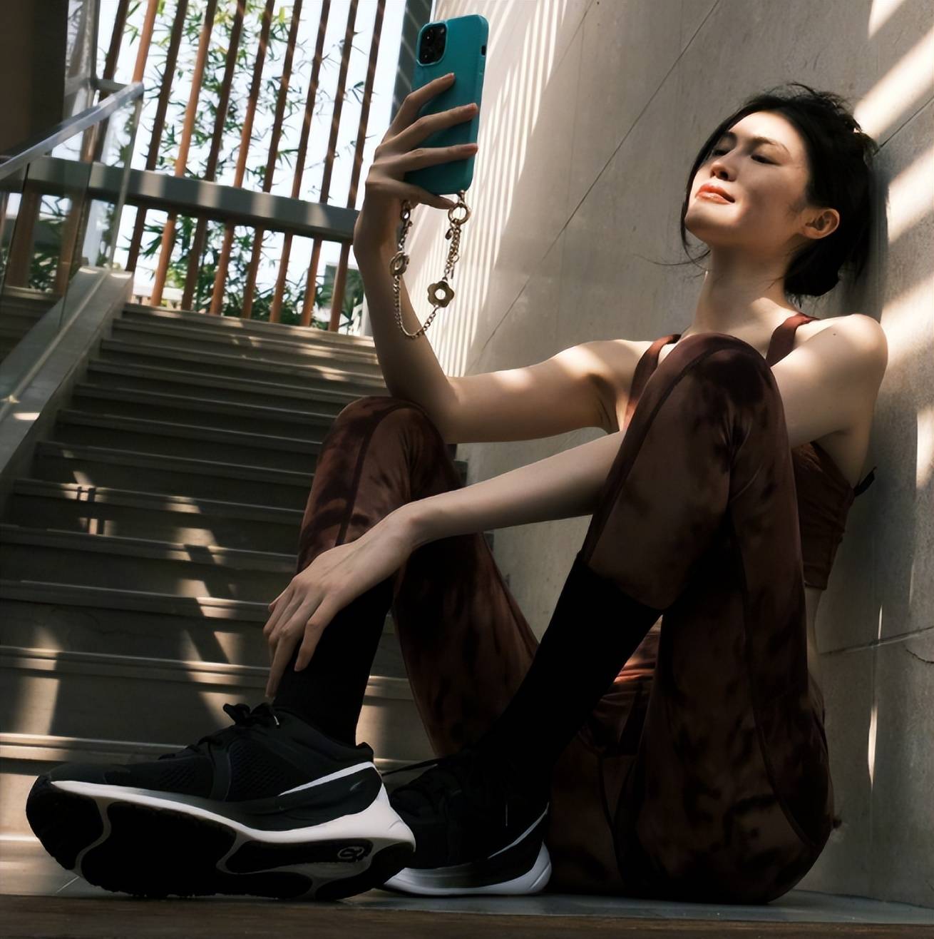 何穗身穿粉色运动内衣和同样的粉色修身裤,明亮的大眼睛更迷人_照片