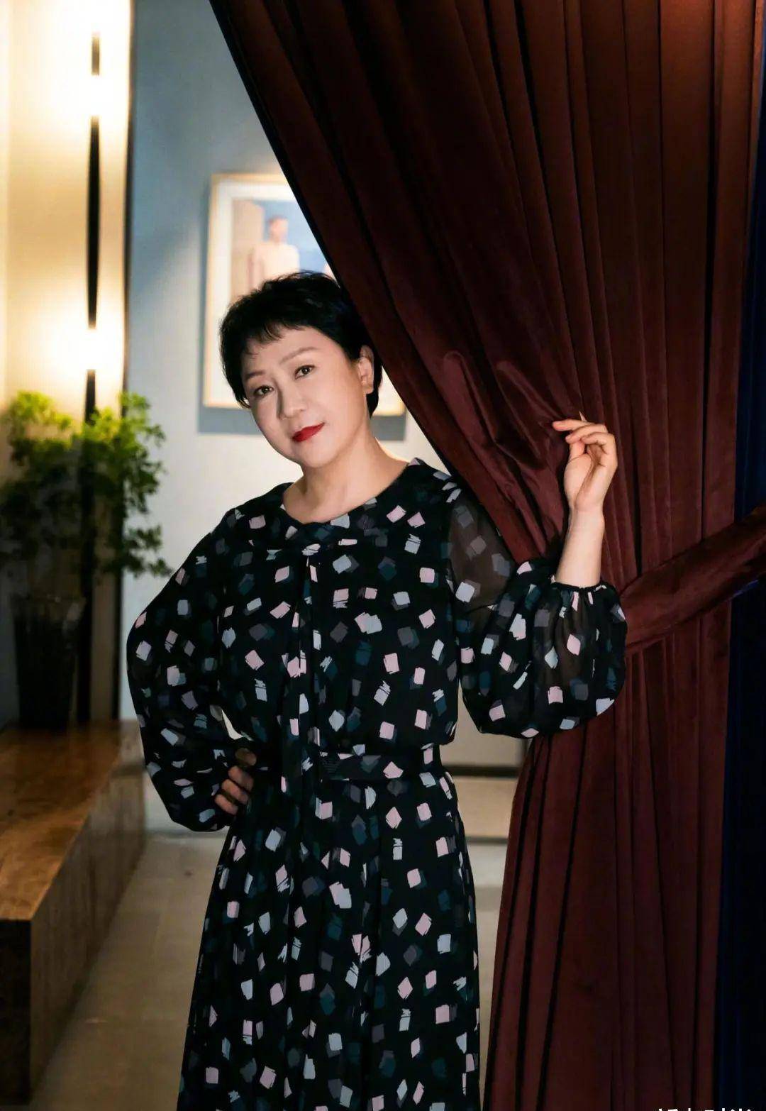 原创被杨紫妈妈美到了穿印花黑裙优雅富态鹅蛋脸更衬贵妇气质