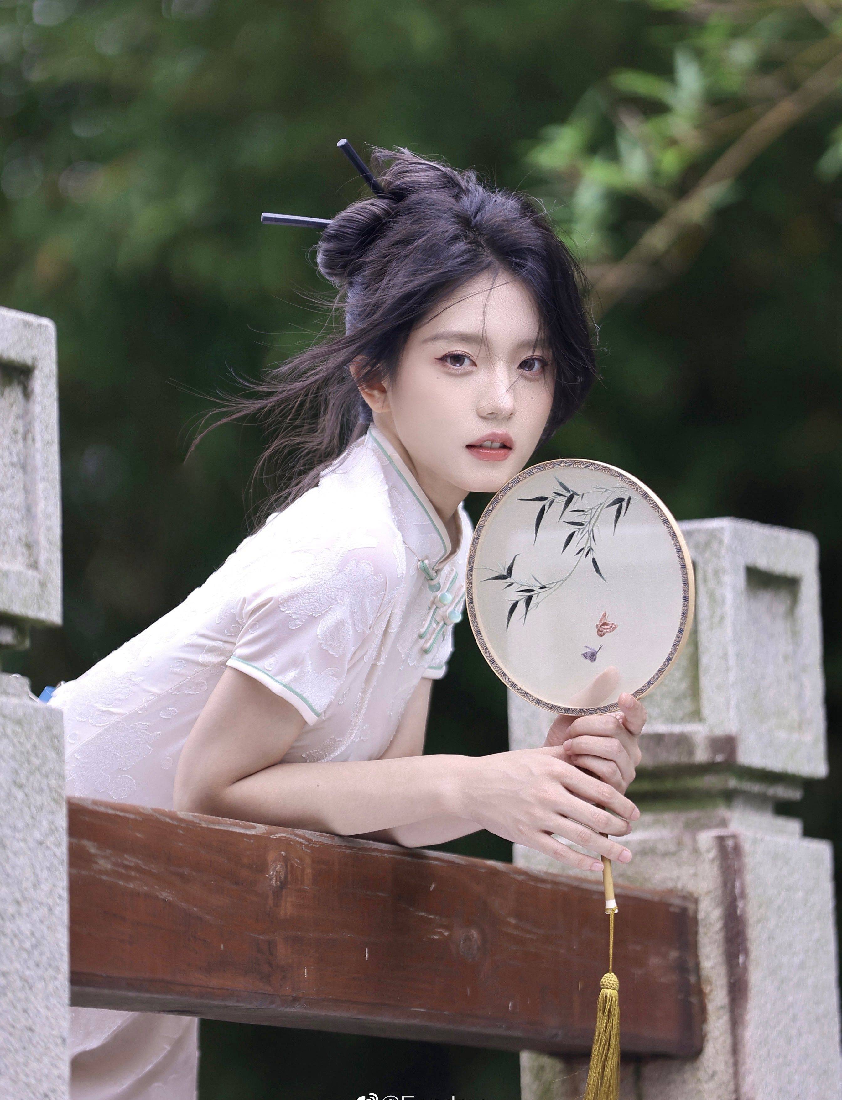 粉色旗袍小家碧玉美女青春写真