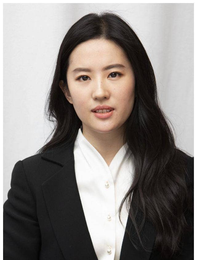 颈纹明显牙齿有黑斑,皮肤状态真实_镜头_自然_明星