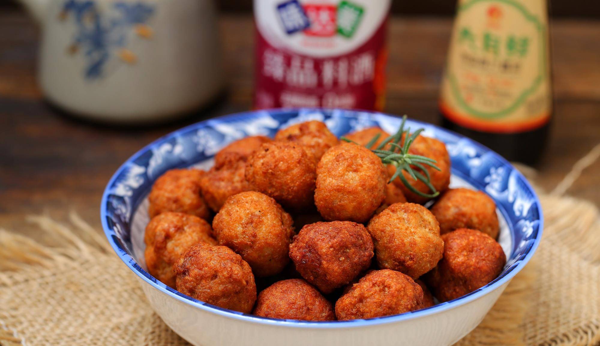 春节"走油"炸肉丸子,不放面粉和淀粉,外酥里嫩香