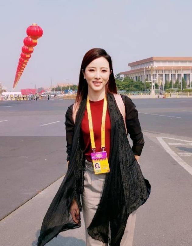 对李思思这条碎花裙来说,其中有逆天的年龄下降感,这样穿的她完全看不