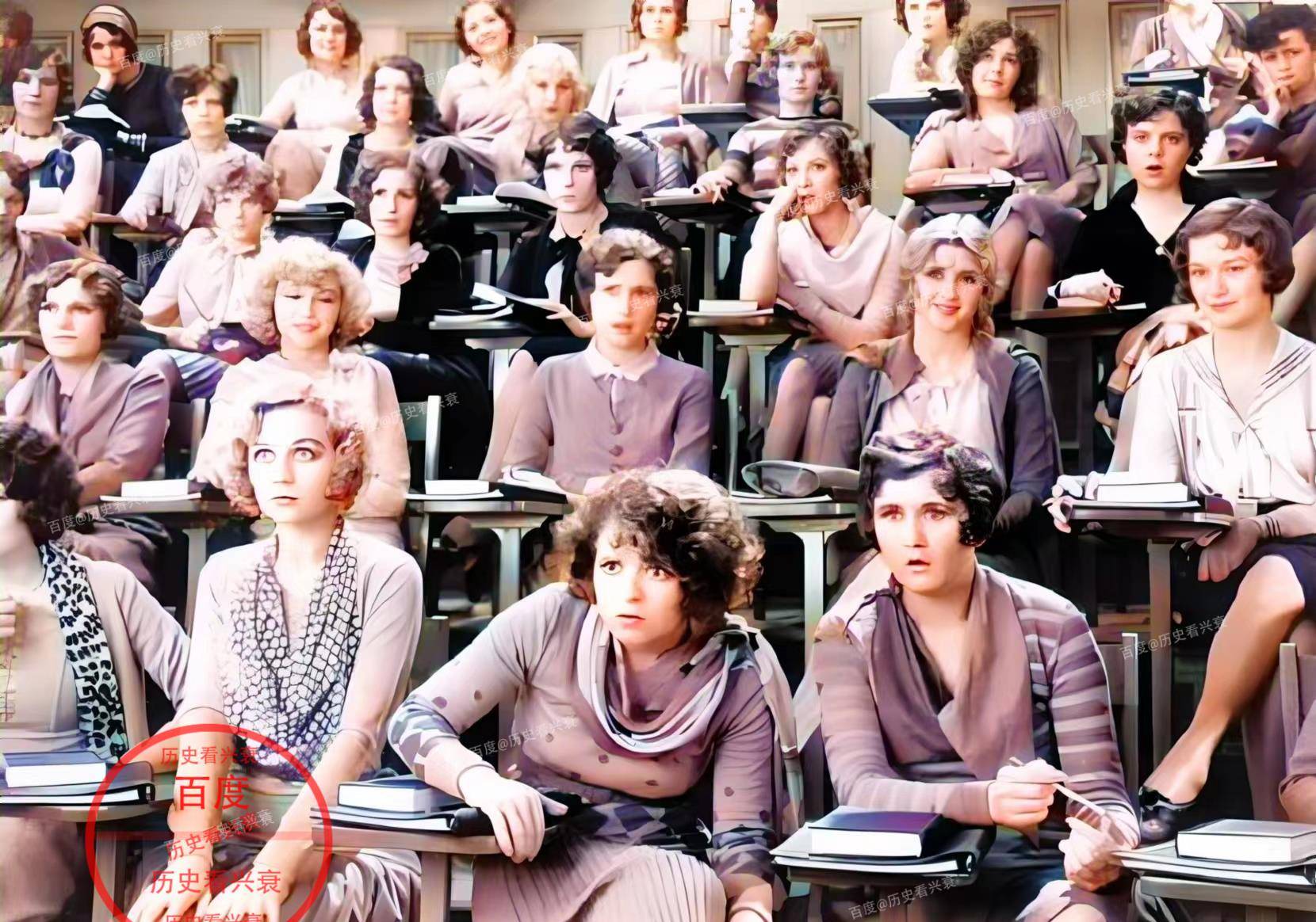 坐在前排的女生正在全神贯注地听课,还有一位姑娘露出了惊讶的表情