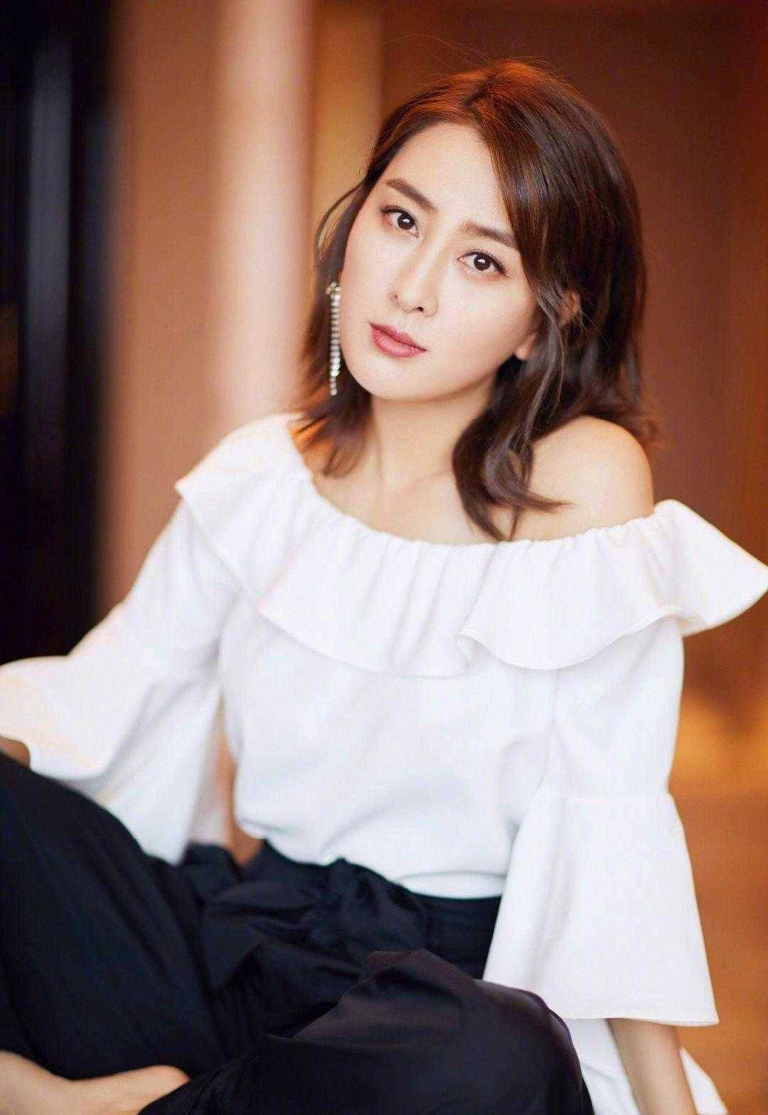 马苏穿衣真胆大穿灰色无袖上衣搭配牛仔短裤身材凹凸感十足