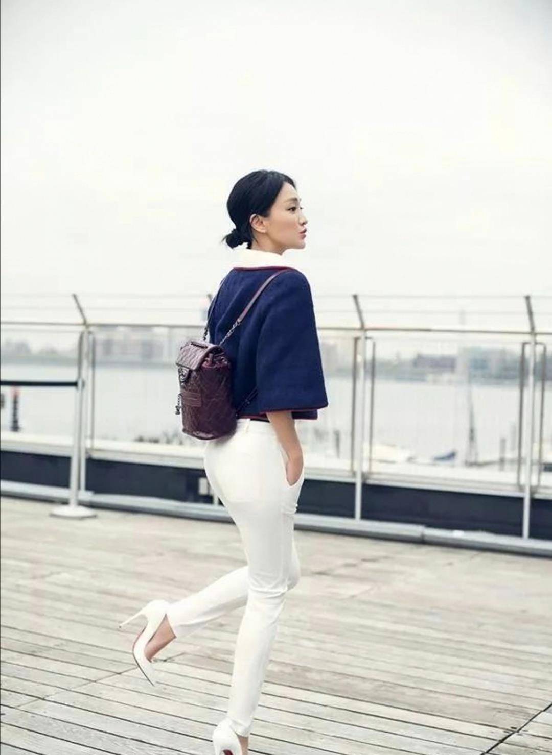 周迅"断崖服"真个性,上身丝绸吊带下身超短亮片裤,这是啥搭配?