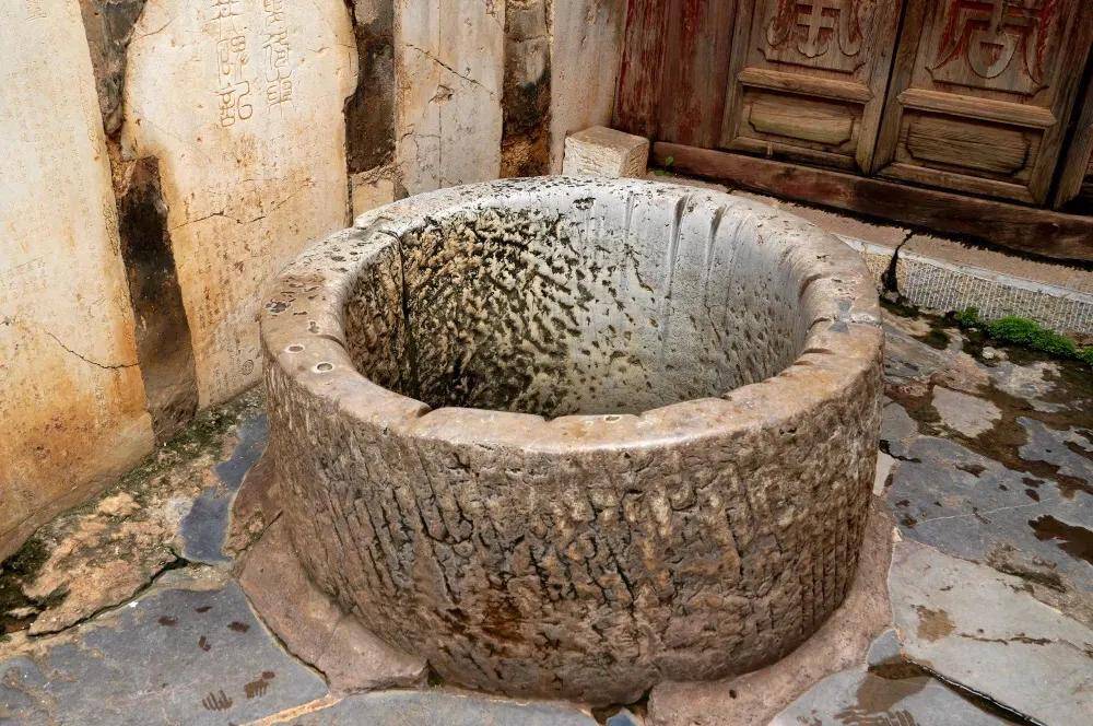 云南建水古城128口古井,大板井有600多年历史:被称为滇南第一泉_西门