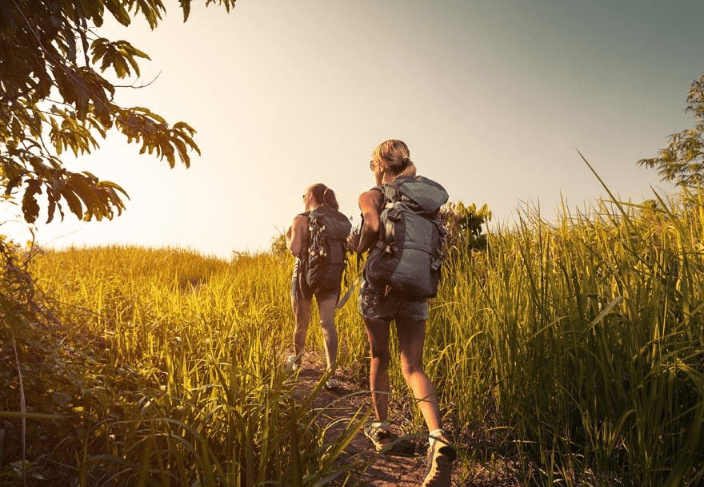 同样是出门旅游，为什么中国人喜欢拉箱子，外国人喜欢背着包呢？