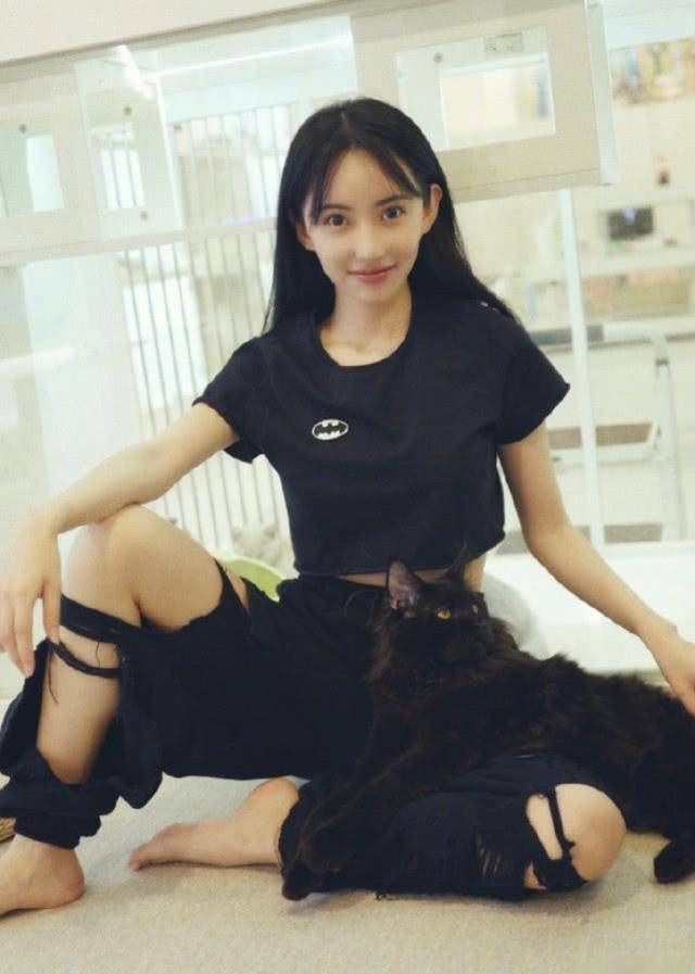 原创曾小贤女神诺澜罕见晒美照秀身材身姿纤细美腿抢镜初恋脸超美