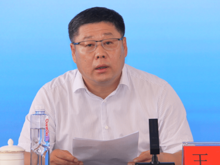 县教育局党组书记,局长王林在会上作重要讲话,他说,这次会议,对九中来