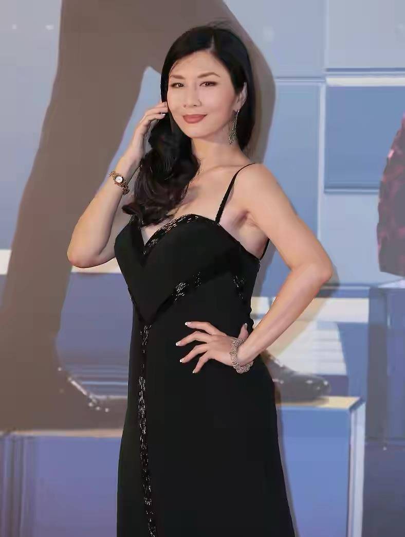 原创吴家丽真是媚到骨子里穿黑色吊带裙身形饱满58岁时尚犹存