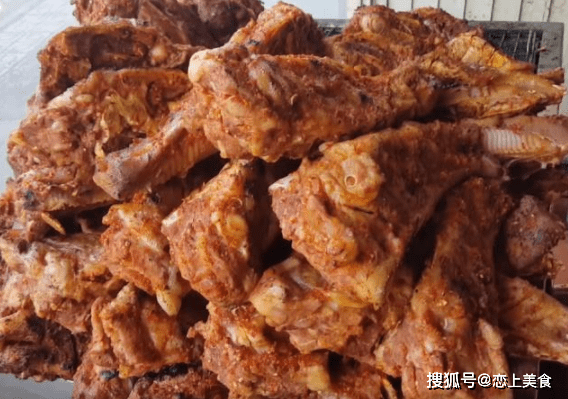 泰国10元一根的“烤骨肉”，导游怎么劝都不听，结果越吃越不对劲