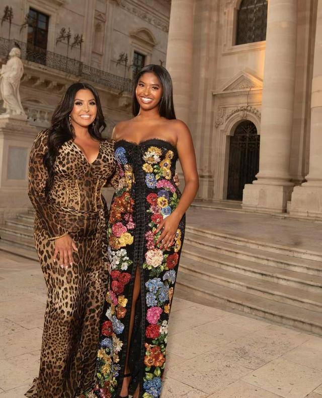 40岁瓦妮莎身材傲人,与多男子频现亲密照,293亿富婆不赡养公婆_科比