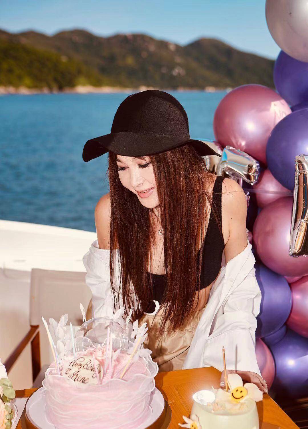 原创55岁温碧霞穿比基尼在游艇庆生身材火辣似少女与老公甜蜜亲吻