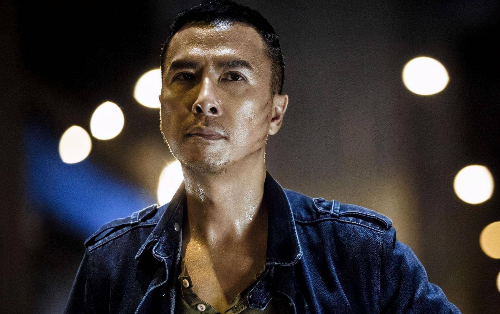 吴京甄子丹唱歌曝光,两人肩搭背吃火锅,俩人这是喝高兴了呀_电影_合唱