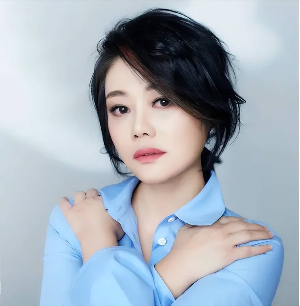 歌手何静被两任丈夫伤透心被迫还300万债务她现在咋样了