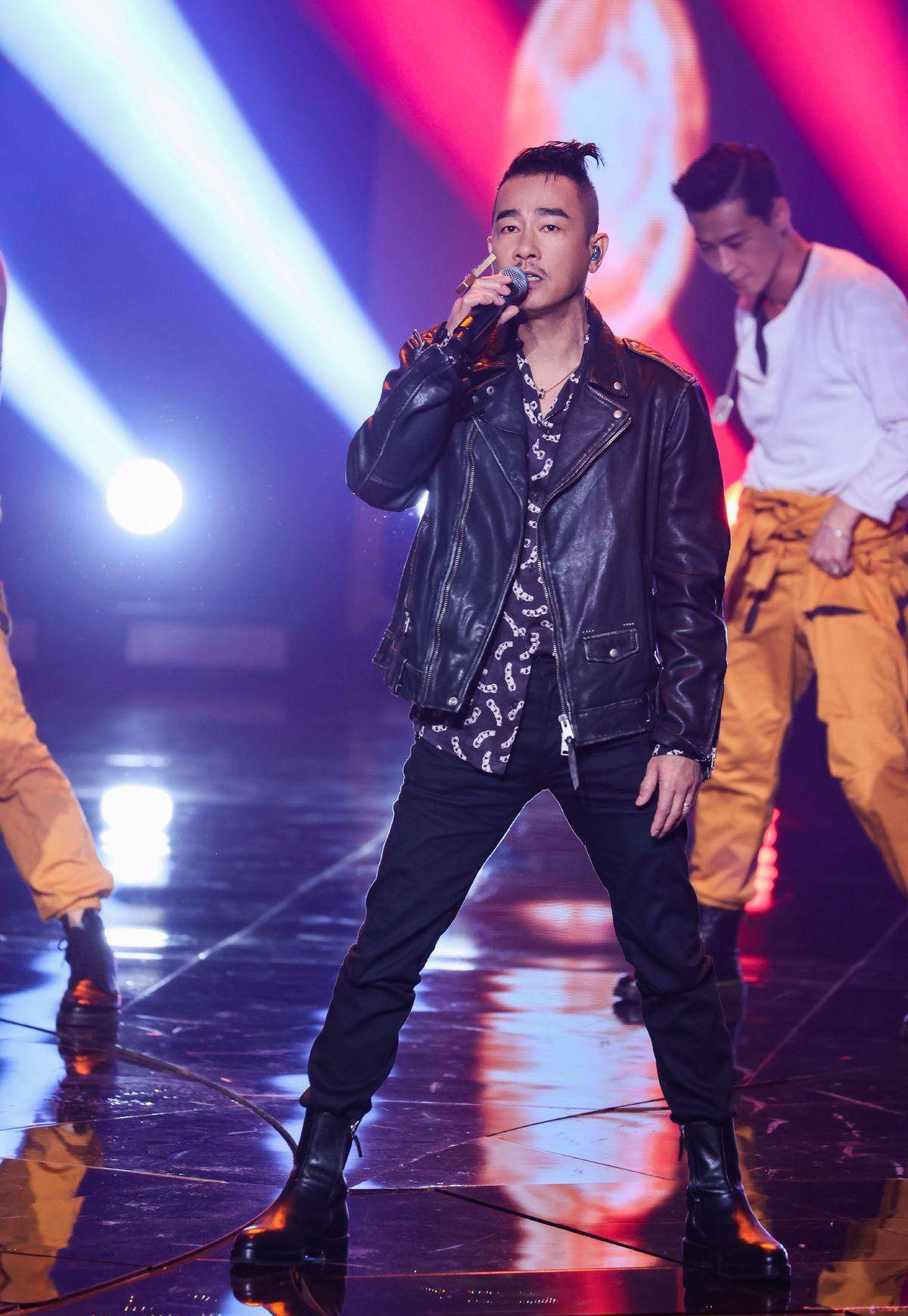 54岁陈小春魅力不减当年,造型青春潮流范十足,这状态不输年轻人_皮衣