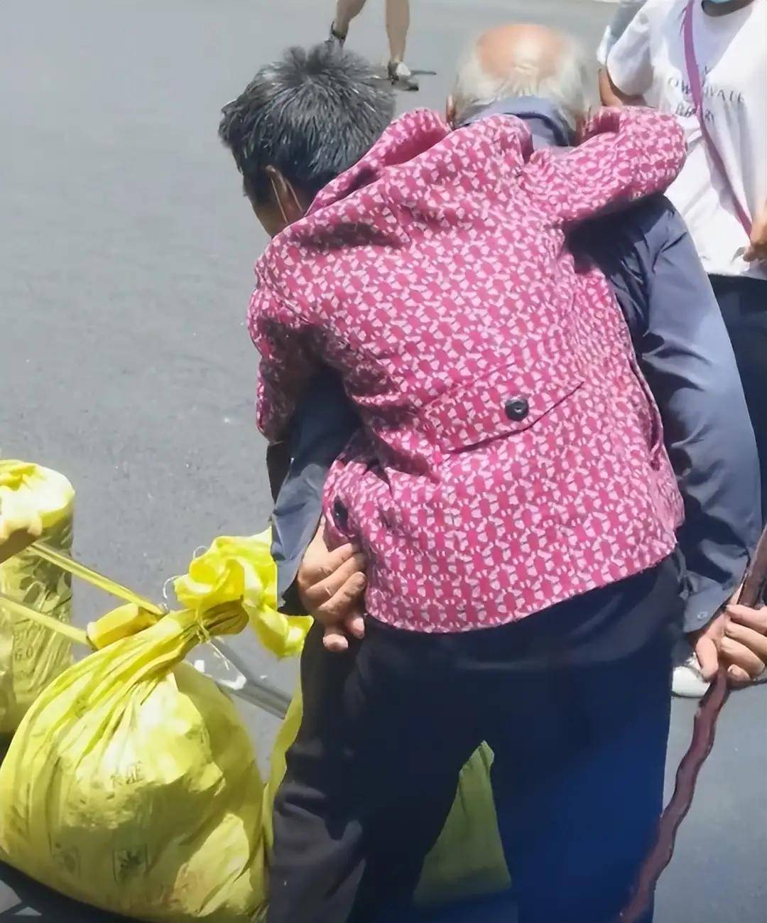 原创老人背着老伴到武当山祈福一路用拐杖托着生怕她滑下去