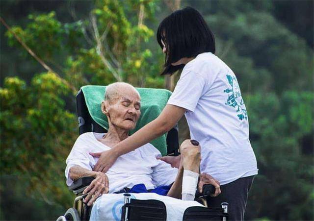 原创一种新型啃老迅速蔓延可惜多数父母没察觉反觉得孩子孝顺