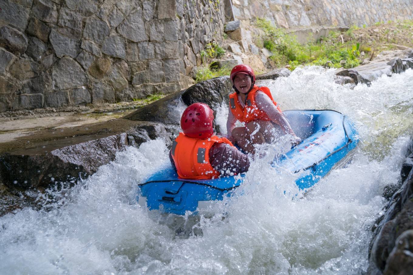 原创盛夏漂流季来杭州桐庐虎啸峡体验酷爽刺激的激流探险