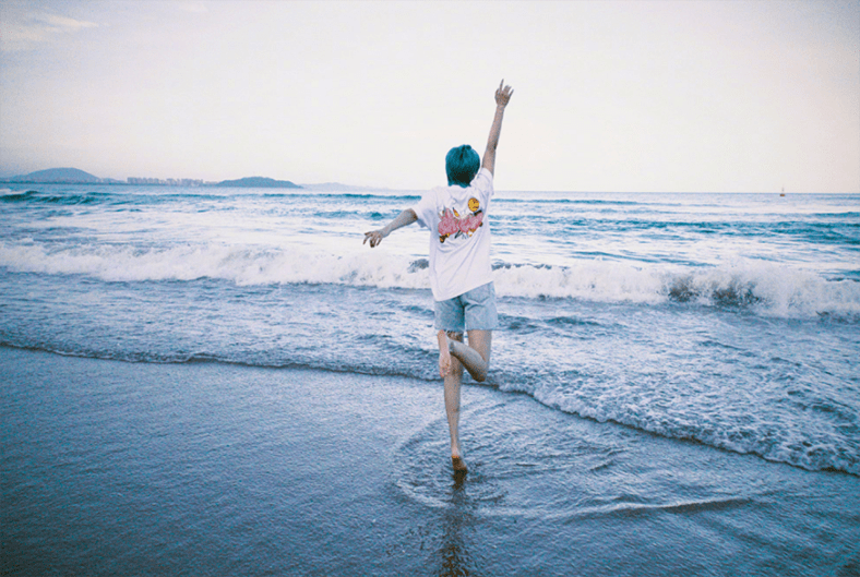 李宇春晒夏日海边写真照,头发渲艳,水枪,西瓜,夏天的味道