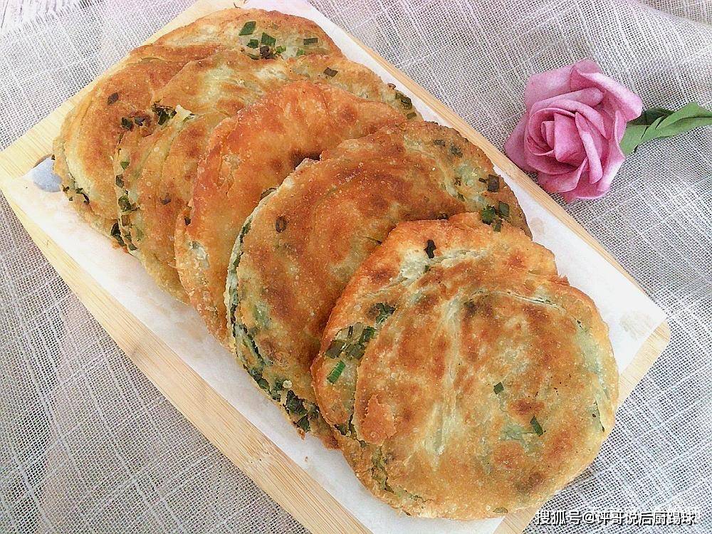 上海阿大葱油饼在家就能做,个个香酥脆,比买的还香_烤制_葱花_面团
