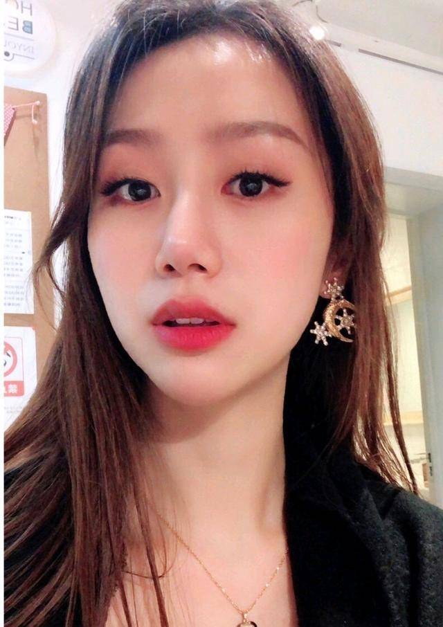 孙悦30岁娇妻陈露近照,身材依旧性感,被球迷戏称"中国卡戴珊"_朱芳雨