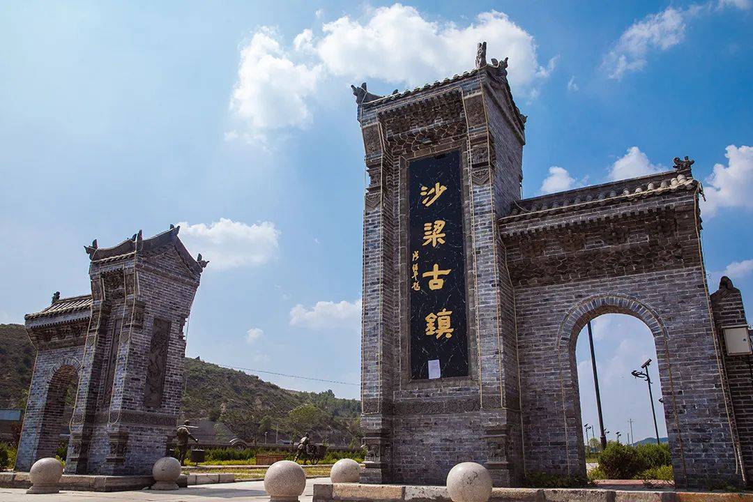 沙梁古镇风光秀明,人杰地灵这里的民居工整林立,错落有致还随处可见古