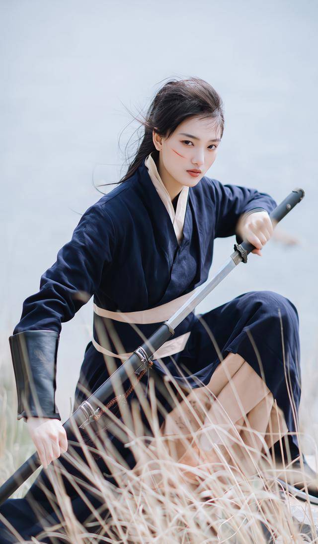 当女孩子穿上男装拍摄古风写真时,会有多帅气?_芦苇丛_抱剑_环境