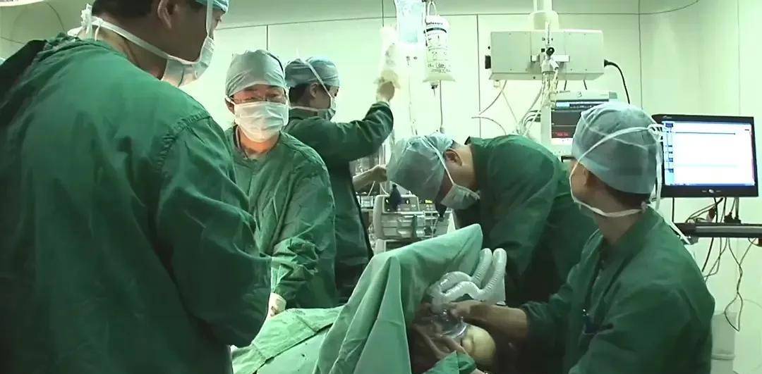 纪录片,该片聚焦每一个家庭都会面临的生育问题,真实记录着妇产科所