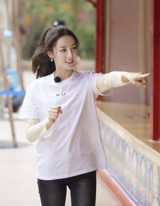 迪丽热巴的白色t恤穿搭，简单随性又自然，少女值得借鉴