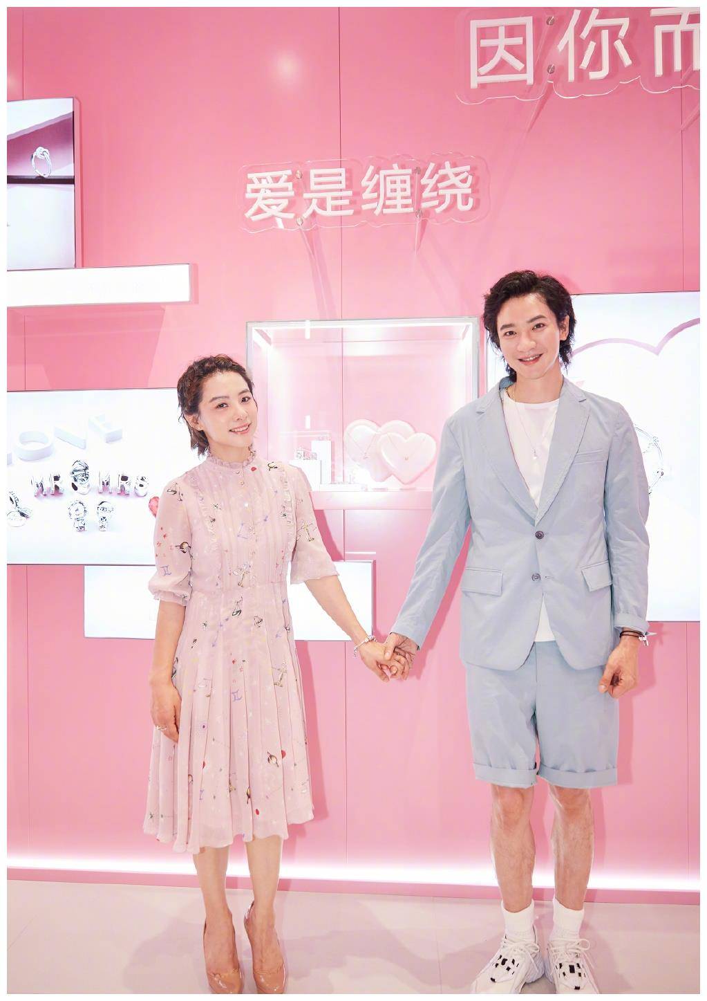 刘璇带老公出席活动,粉色星座裙少女感十足,23cm身高差超抢眼!