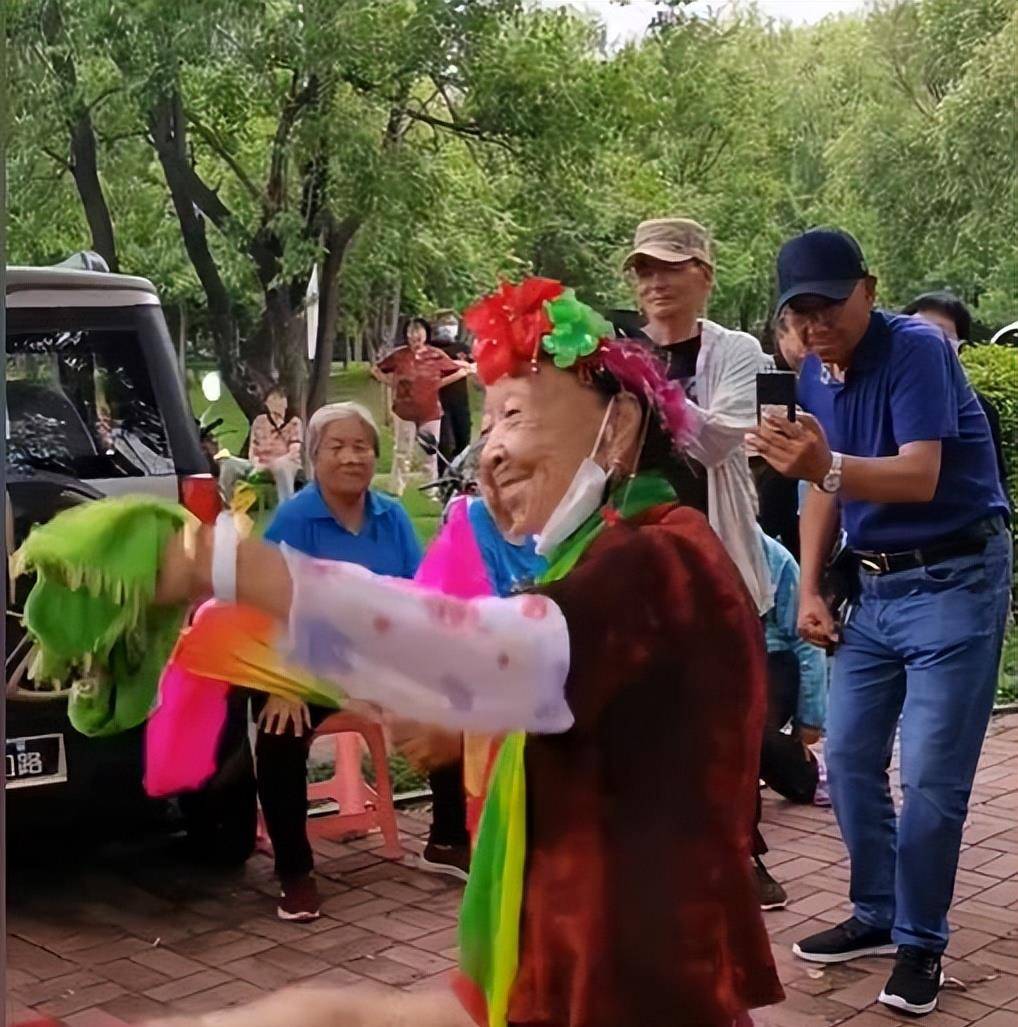 在穿搭方面马玉琴完胜,老太太也露出骄傲的笑容,不过在斗舞环节