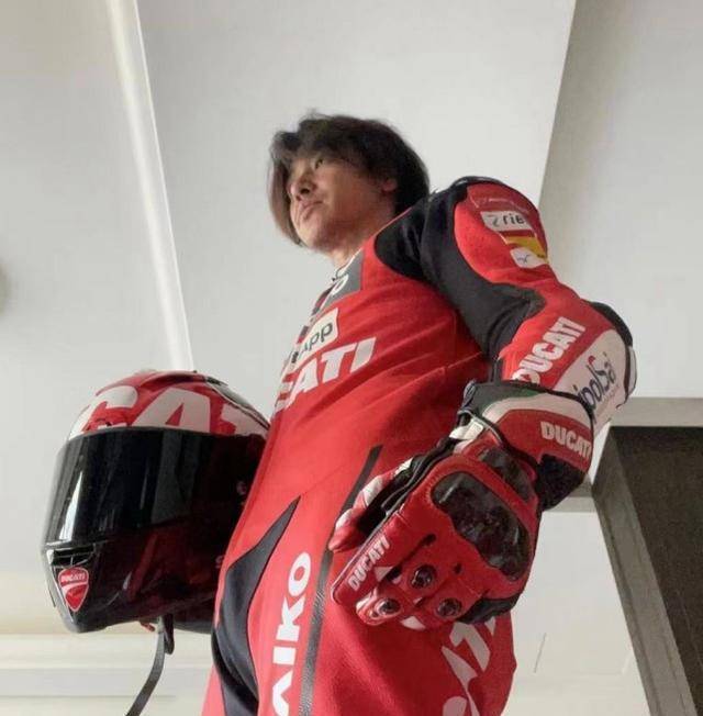 欧弟分手后首晒自拍照,身穿赛车连身服很是霸气,眼神却显疲惫_郑云灿