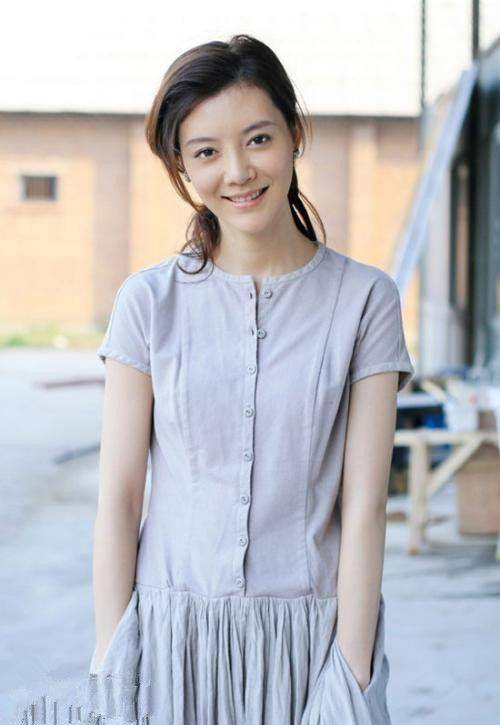 车晓晒照很俏皮,拖鞋搭配长裙远看真的很少女,近看就呵呵了!