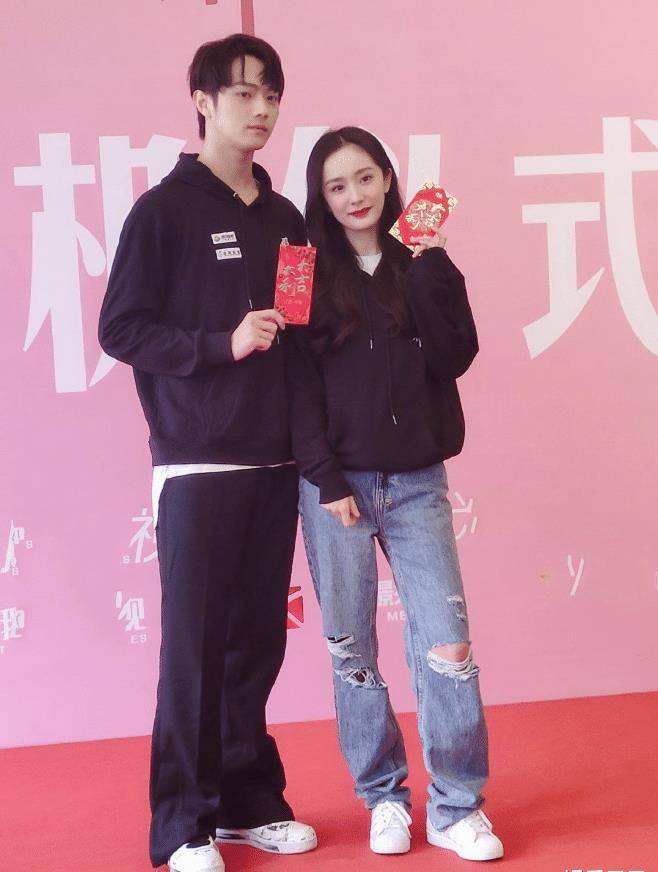 路人拍下杨幂,白色风衣配卫衣显清纯,小9岁许凯为她撑伞真浪漫_网友