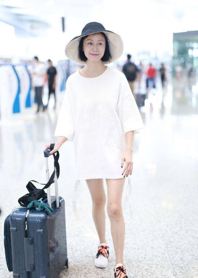 原创倪虹洁身材藏得好一身抹身材白裙显真实曲线毫不逊色年轻小姑娘