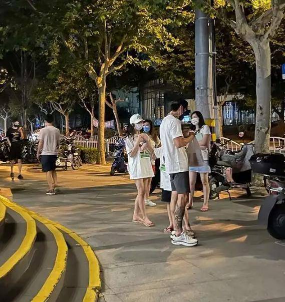 近日,吴尊和妻子林丽莹一起带着儿子max(吴欣乐)和女儿neinei(吴欣怡)