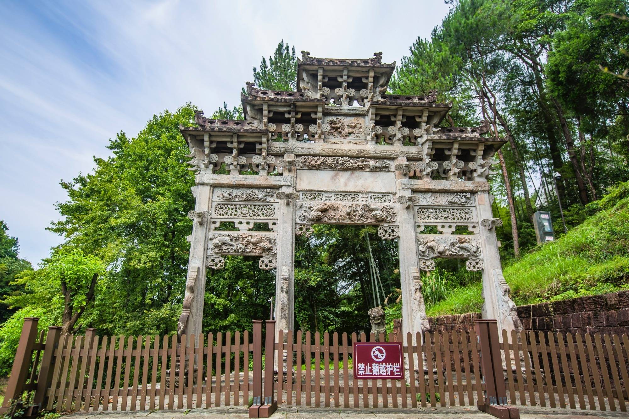 黄山脚下有一处古民居博物馆，古色古香，免门票，充满徽州特色