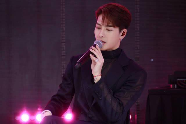 王嘉尔曼联利物浦开场秀燃炸,现场骄傲大喊:我来自中国_表演_的国家