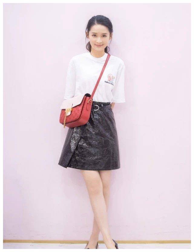 李沁的脚真细,踩"u型鞋"拍写真,一般人可hold不住_大卫亚_时尚_黑色