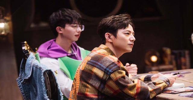 当然有不少网友还是比较理智的,表示像快乐家族这一批人和何炅的关系