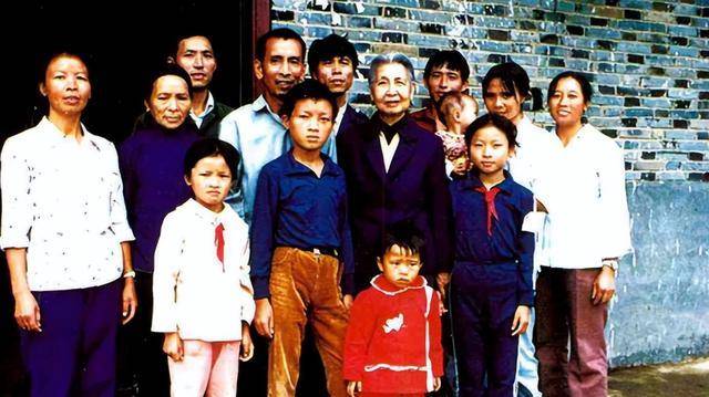 江西孤儿靠乞讨长大,23岁中央派人找到他:你亲妈是首长曾志!